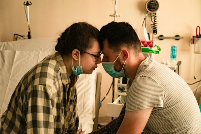 Stel tijdens bevalling op de foto gezet door Ine Mini fotografie