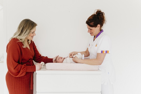 Kraamverzorgende laat zien hoe je een baby verschoont