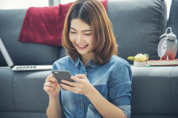 Vrouw met een kinderwens leest informatie over follikels voor de eisprong