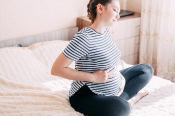 Vrouw heeft last van een opgeblazen gevoel tijdens haar zwangerschap