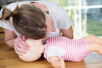 EHBO - luisteren naar ademhaling baby