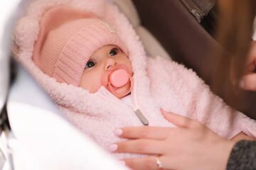 Baby met maat 62 in kinderwagen