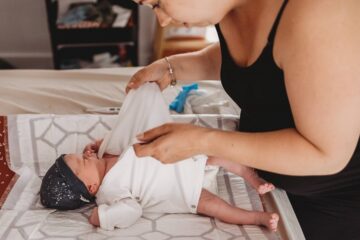 Kersverse moeder verschoont eerste luier met meconium