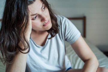 Vrouw met hoofdpijn tijdens zwangerschap