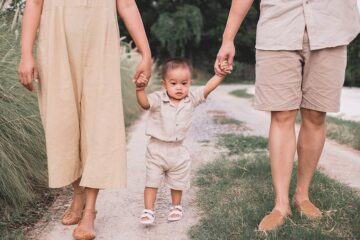 Baby met maat 86 leert lopen