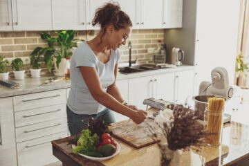 Vrouw kookt vegetarische pasta tijdens de zwangerschap