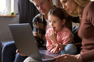 Ouders met kind voor de laptop digid