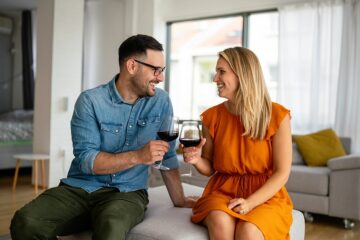 Man en vrouw drinken alcohol terwijl vrouw borstvoeding geeft