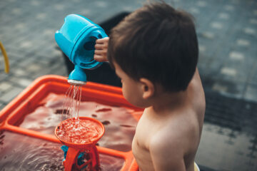 Zomerhacks: Kind speelt met waterspeelgoed