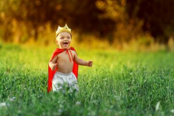 Jongen met sprookjesachtige naam in gras