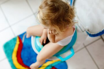kind met aarsmaden op het potje