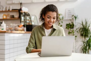 Vrouw is op laptop bezig met overstappen zorgverzekering