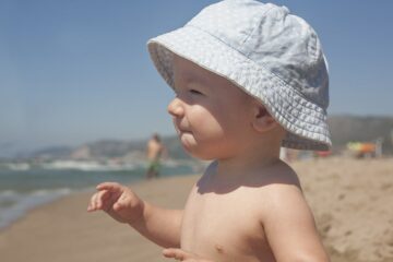 Baby met Spaanse naam op het strand