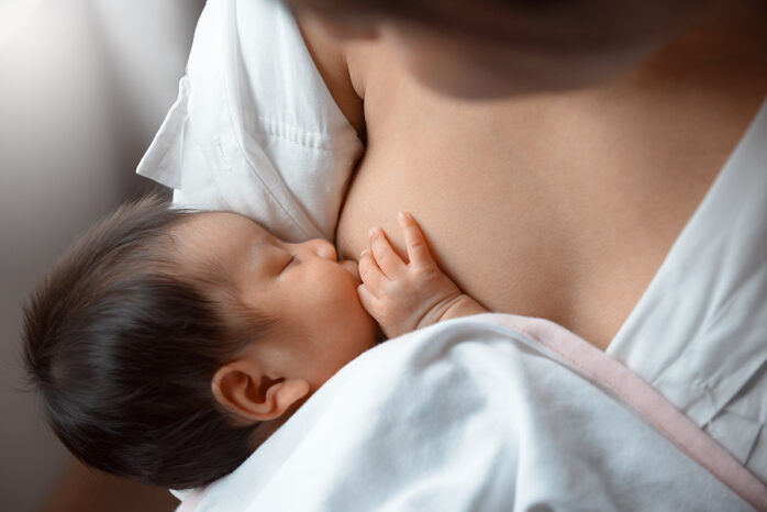 baby krijgt borstvoeding