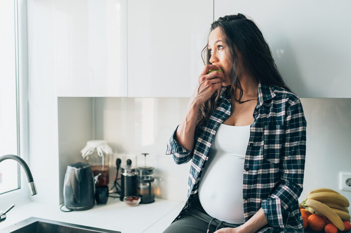 zwangere vrouw eet appel, smaak veranderd dysgeusie