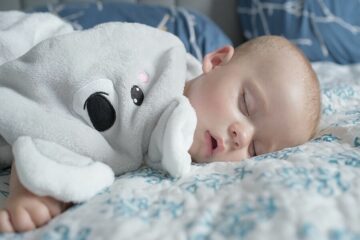 Baby met plagiocephalie