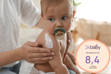 moeder smeert zalf op baby, bepanthen