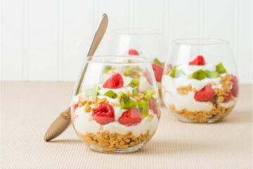 Ontbijt met yoghurt, frambozen en kiwi