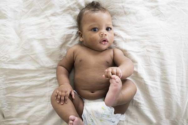 Baby speelt met voet