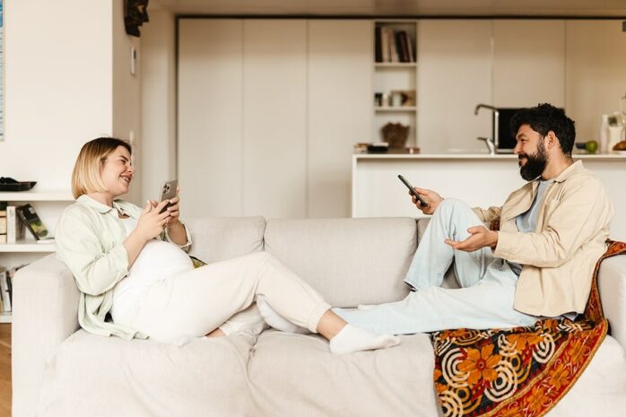 Jong stel swipet babynamen in de 24baby app
