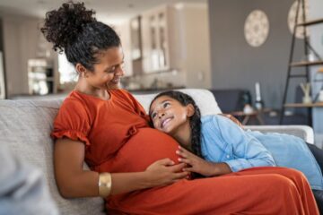 Vrouw en dochter voorspellen wat het geslacht wordt met de Chinese geslachtskalender