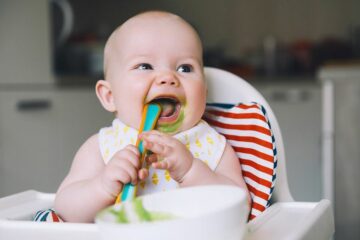 Kindje eet zelfgemaakte babyvoeding