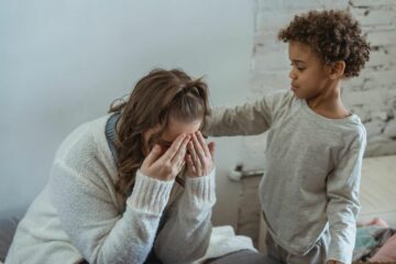 Vrouw met kraambedpsychose wordt getroost door zoontje