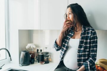 Vieze smaak in de mond, vrouw eet appel