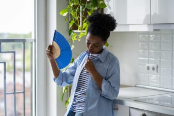 Vrouw die zweet na haar bevalling