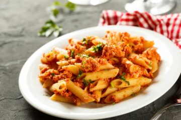 Pasta met rode saus voor een baby