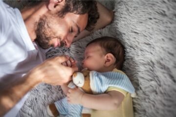 Vader troost zijn kindje met blaasontsteking