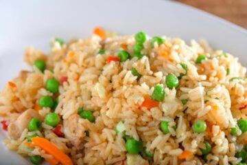 Babymaaltijd die bestaat uit rijst met gestoofde vis en groentes.