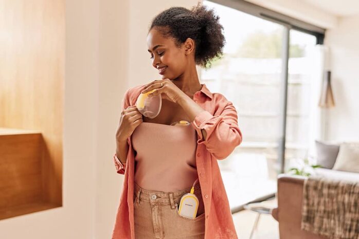 Vrouw gebruikt handsfree Freestyle kolf van Medela om borstvoeding te kolven