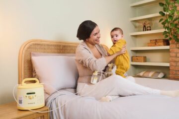 Een professionele borstkolf huren heeft deze vrouw gedaan en nu is ze aan het kolven met haar kind erbij in bed.
