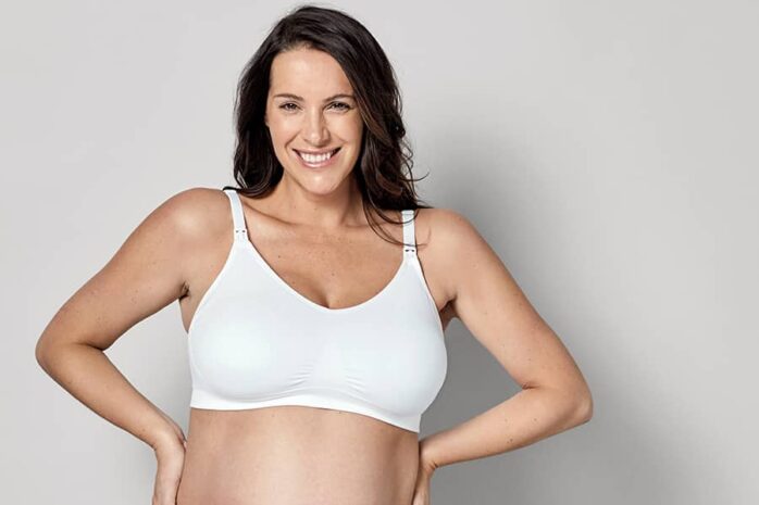 Vrouw in voedingsbeha