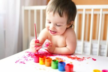 Baby is een vaderdagcadeau aan het knutselen