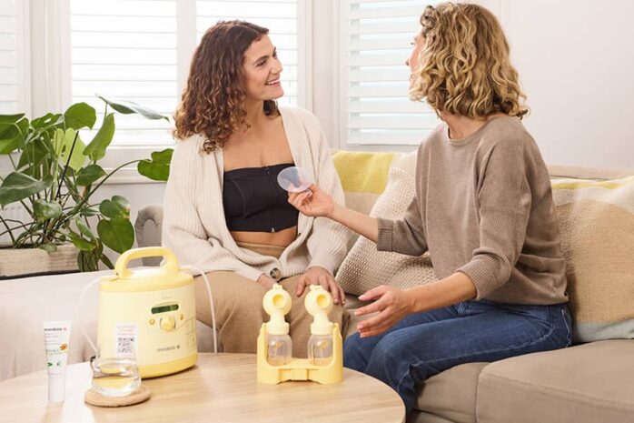 Vrouw krijgt advies bij het gebruiken van een borstkolf om borstvoeding goed op gang te brengen