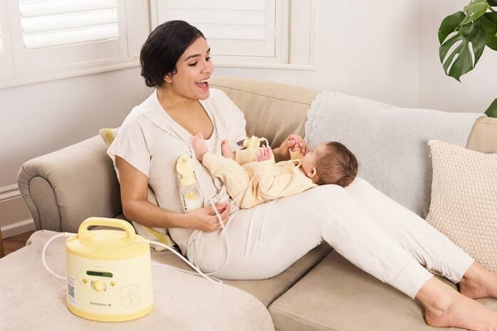 Vrouw speelt met baby