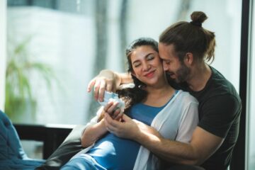 Man omhelst vrouw nadat ze na hebben gedacht over dragerschap