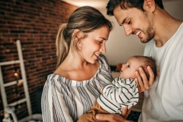 Moeder en vader met zoon met een van de populaire babynamen van 2025.