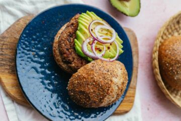 Gezonde bonenburgers met daarbovenop avocado en ui