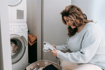 Vrouw is babykleertjes aan het wassen