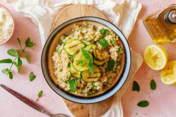 Risotto met courgette, doperwten en citroen