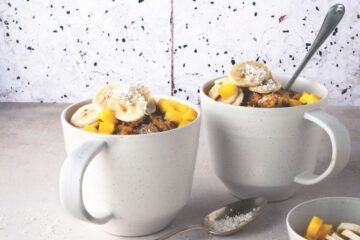 Tropische banaan en mango mugcake