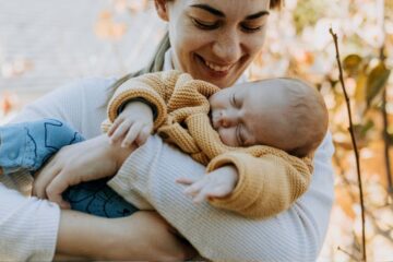 Een kindje met een van de populairste babynamen 2024.
