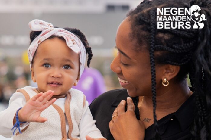 Vrouw met peuter bij de Negenmaandenbeurs 2025