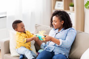 Moeder en kind pakken baby cadeaus uit