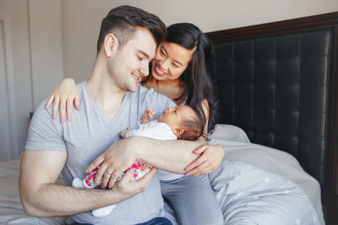 Jong gezin liefdevol met baby en ze downloaden gratis 24baby app