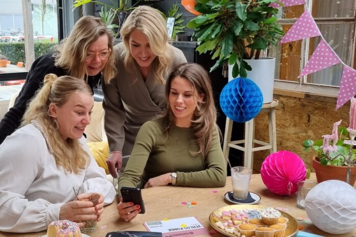 Vier vrouwen spelen escape voor je babyshower