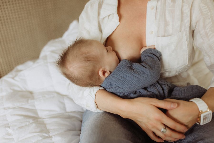 Mama in de post partum periode, met haar newborn.